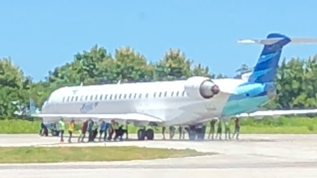 Petugas Ramai-ramai Dorong Pesawat Garuda Indonesia di Tambolaka (62452)