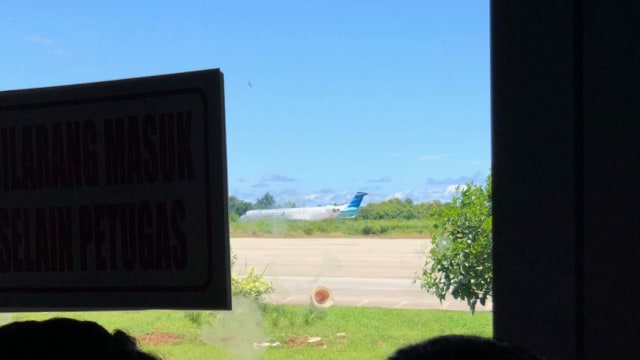 Petugas Ramai-ramai Dorong Pesawat Garuda Indonesia di Tambolaka (62451)