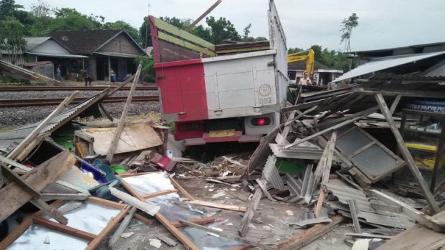 Kecelakaan di Kalitidu, Truk Tabrak Elf dan 3 Unit Bangunan Warung (1)