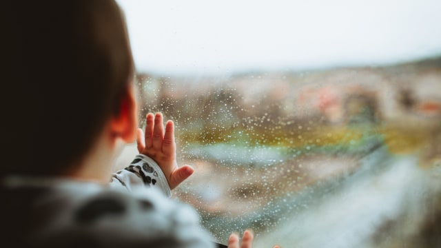 Anak menatap hujan (Foto: Pexels)