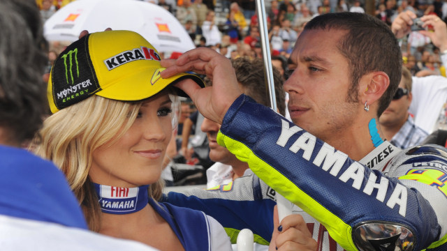 Rossi bersama umbrella girl. (Foto: MARK RALSTON / AFP)
