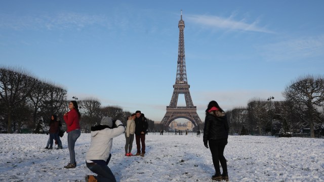 Salju di Menara Eiffel (Foto: AFP/Ludovic Marin)