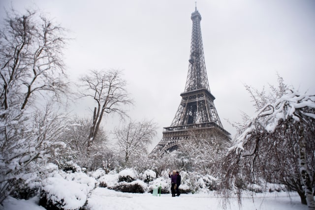 Salju di Menara Eiffel (Foto: AFP/Alain Jocard)