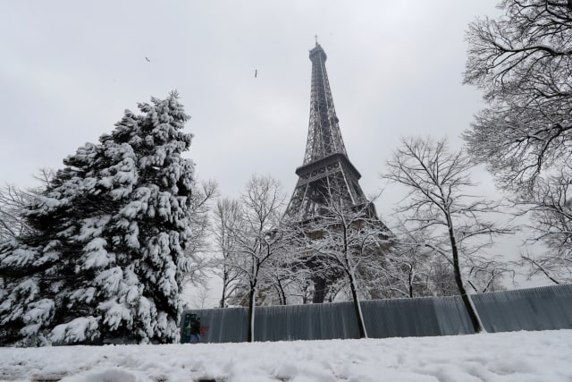 Salju di Menara Eiffel (Foto: REUTERS/Gonzalo Fuentes)