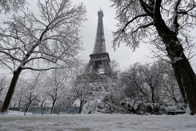 Salju di Menara Eiffel (Foto: REUTERS/Gonzalo Fuentes)