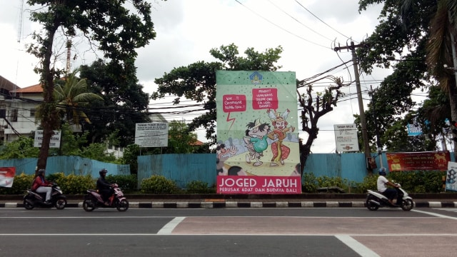 Baliho kampanye hentikan joged porno (Foto: Cisilia Agustina Siahaan/kumparan)