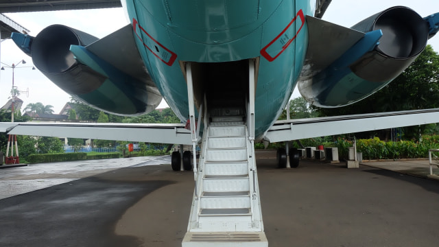 Pintu masuk dan keluar pesawat Garuda Indonesia (Foto: Bella Cynthia / kumparan)