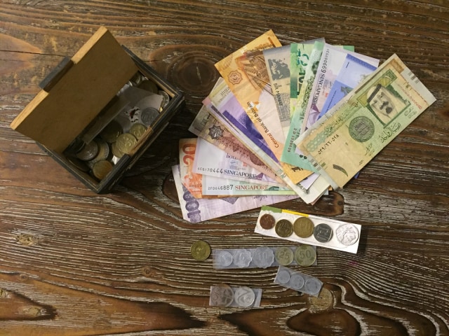 Hadiah uang dan koin dari beberapa negara  (Foto: Tomy Utomo/kumparan)