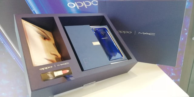 Ponsel Oppo F5 warna dashing blue. (Foto: Muhammad Fikrie/kumparan)