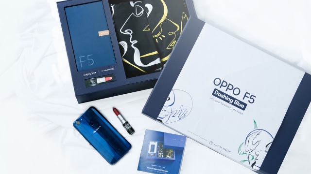Ponsel Oppo F5 edisi dashing blue. (Foto: Oppo Indonesia)