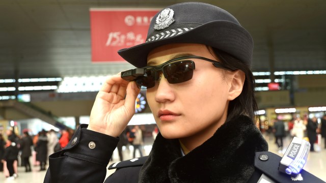 Polisi China pakai kacamata canggih. (Foto: AFP)