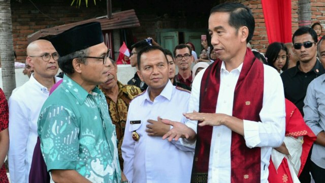 Jokowi serahkan sertiifikat rumah Adinegoro. (Foto: dok. Biro Pers Setpres)