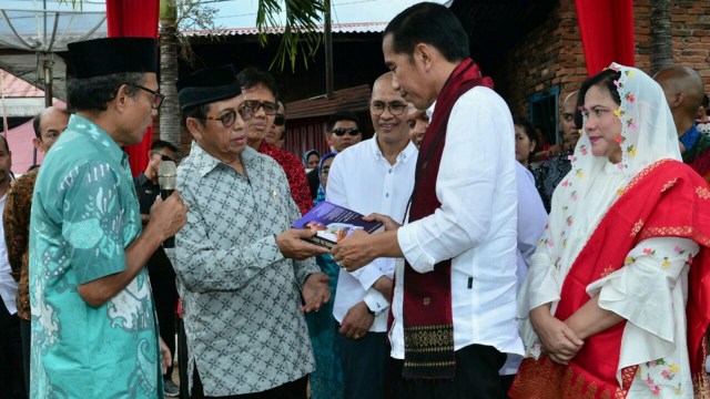 Jokowi serahkan sertiifikat rumah Adinegoro. (Foto: dok. Biro Pers Setpres)