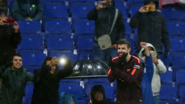 Selebrasi gol Pique saat lawan Espanyol. (Foto: REUTERS/Albert Gea)