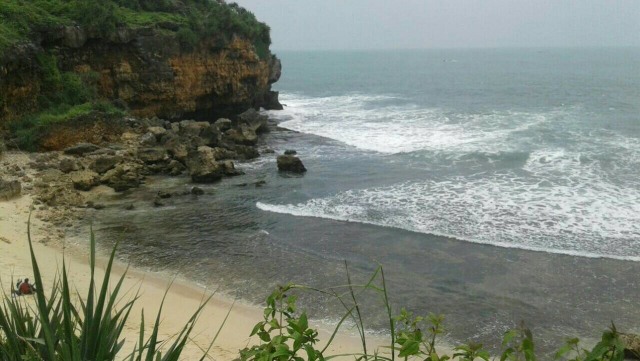 Pantai Ngedan, Pantai Eksotis dengan Nama yang Unik