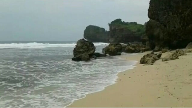 Pantai Ngedan, Pantai Eksotis dengan Nama yang Unik (2)