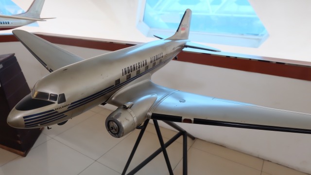 Miniatur pesawat Indonesian Airways (Foto: Bella Cynthia/kumparan)