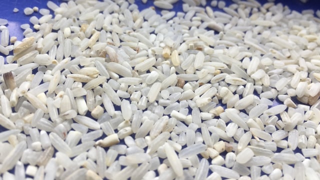 Contoh beras medium 15 Kg dan 50 Kg. (Foto: Abdul Latif/kumparan)