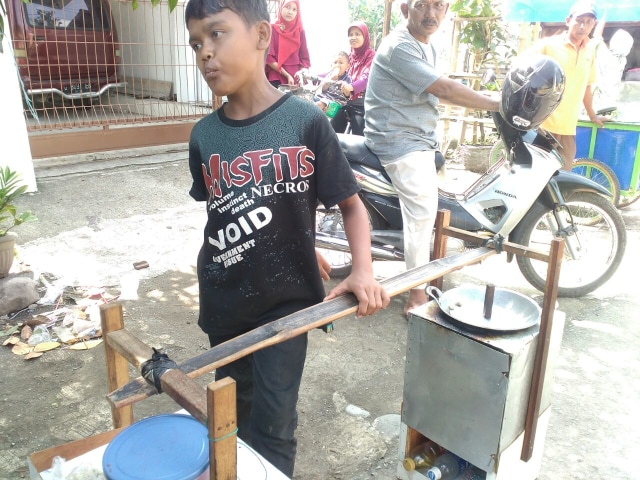 Pengorbanan Erun, Bocah Asal Brebes yang Berjualan Bakso Goreng (2)