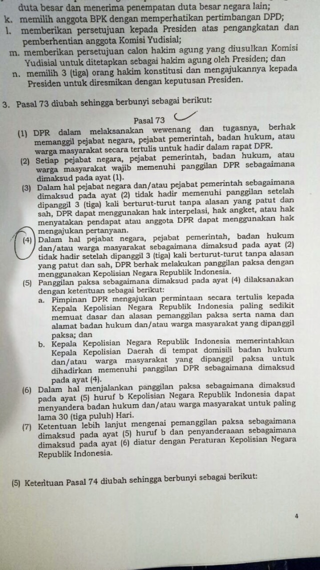 Draf revisi UU MD3 soal jemput paksa (Foto: Fahrian Saleh/kumparan)