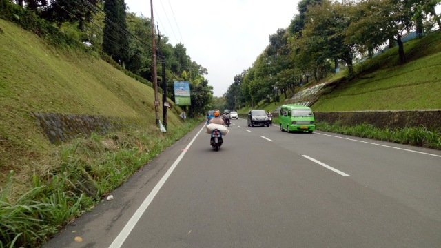 Kondisi jalur Puncak pascalongsor (Foto: Ainul Qalbi/kumparan)