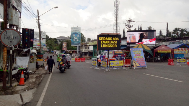 Kondisi jalur Puncak pascalongsor (Foto: Ainul Qalbi/kumparan)