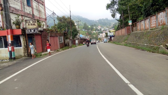 Kondisi jalur Puncak pascalongsor (Foto: Ainul Qalbi/kumparan)