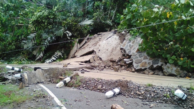 Ruas jalan di Banjarnegara tertutup longsor (Foto: Dok. BNPB)