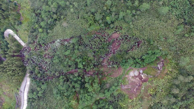 Ruas jalan di Banjarnegara tertutup longsor (Foto: Dok. BNPB)