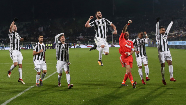 Pemain Juventus merayakan kemenangan. (Foto: REUTERS/Alessandro Bianchi)