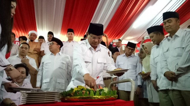 Potong tumpeng HUT Gerindra (Foto: Kevin S/kumparan)