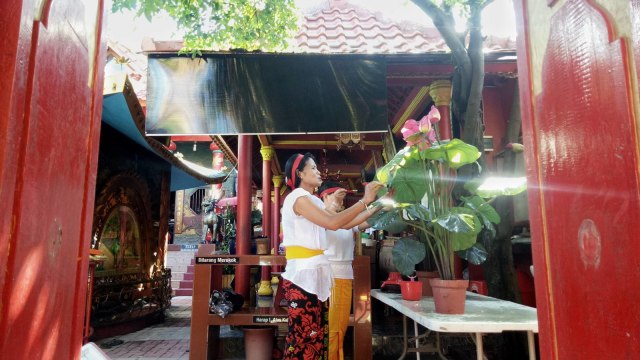 Umat Hindu Bali ikut Ngayah jelang Imlek. (Foto: Cisilia Agustina Siahaan/kumparan)