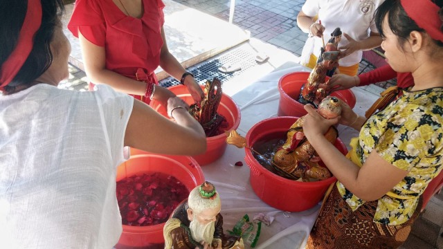 Umat Hindu Bali ikut Ngayah jelang Imlek. (Foto: Cisilia Agustina Siahaan/kumparan)