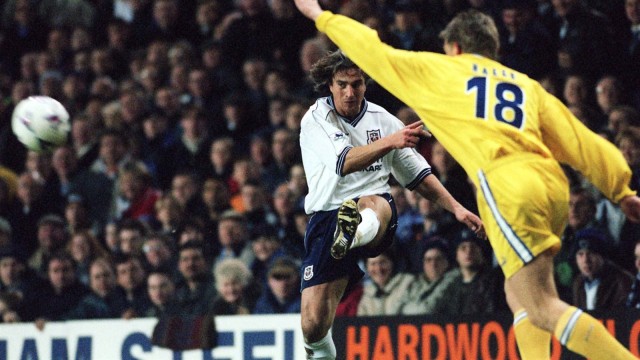 Ginola kala membela Spurs. (Foto: Toby Melville/AFP)