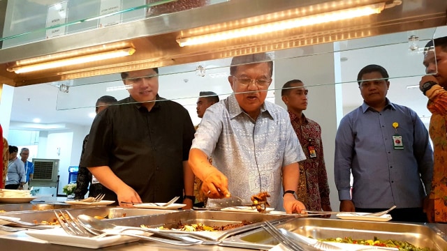 Jusuf Kalla tinjau wisma atlet Kemayoran. (Foto: Kevin Kurnianto/kumparan)