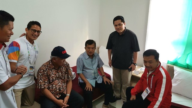 Jusuf Kalla tinjau wisma atlet Kemayoran. (Foto: Kevin Kurnianto/kumparan)