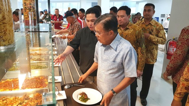 Jusuf Kalla tinjau wisma atlet Kemayoran. (Foto: Kevin Kurnianto/kumparan)