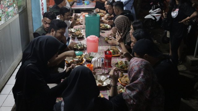 Suasana warung nasi Tempong Super Pedas Mbok Nah (Foto: Aditia Noviansyah/kumparan)