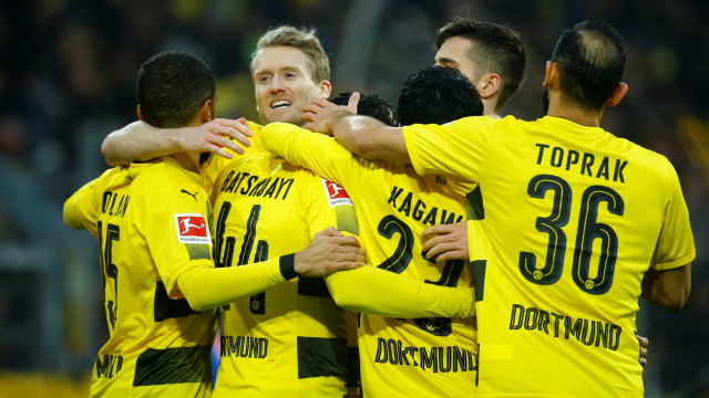 Pemain Dortmund merayakan gol. (Foto: Reuters/Leon Kuegeler )