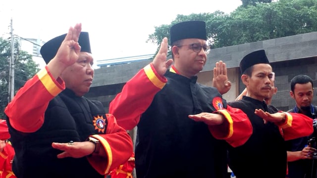 Anies Baswedan memperagakan jurus tapak suci (Foto: Mirsan Simamora/kumparan)