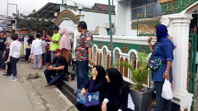 Warga menunggu datangnya jenazah kecelakaan Subang (Foto: Raga Imam/kumparan)
