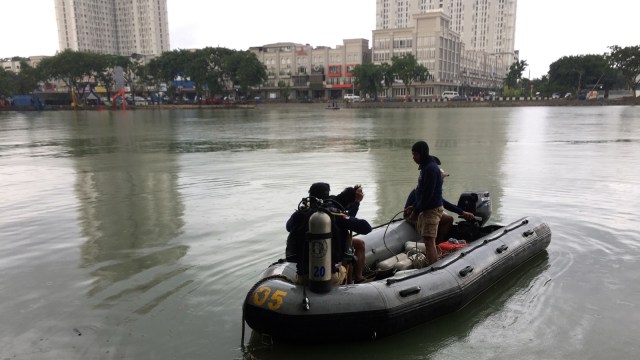 Tim Penyelam TNI AL Sisir Dasar Danau Sunter Timur (Foto:  Fachrul Irwinsyah/kumparan)