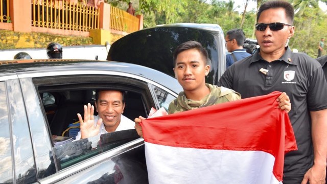 Jokowi dan Aris yang bentangkan bendera Indonesia. (Foto: Instagram @agus_suparto_ri_1)