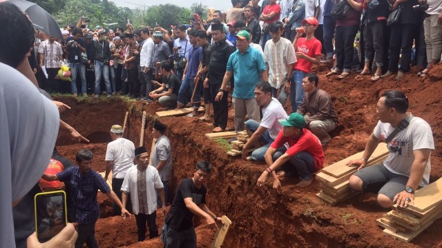 Proses pemakaman massal korban kecelakaan Subang  (Foto: Raga Imam/kumparan)
