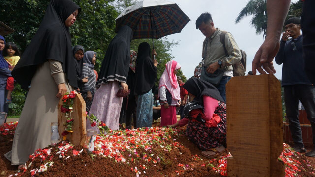 Pemakaman jenazah korban kecelakaan bus di Subang (Foto: Jamal Ramadhan/kumparan)