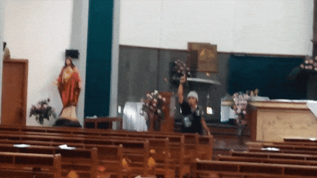 Melumpuhkan Pria Berparang di Gereja Bedog. (Foto: Eksklusif Kumparan)