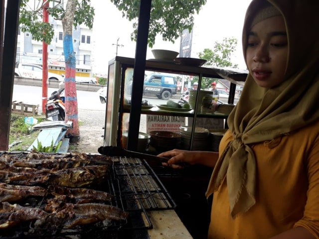 Menikmati Sedapnya Ikan Baung Bakar Campur Tigaron