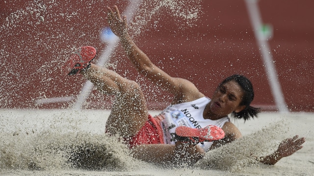Atlet lompat jauh putri Indonesia, Maria Londa. (Foto: ANTARA FOTO/Sigid Kurniawan)