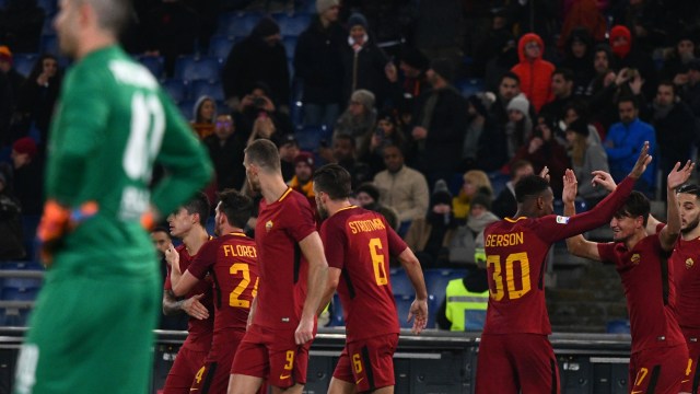 Para pemain Roma berselebrasi. (Foto: Vincenzo PINTO / AFP)