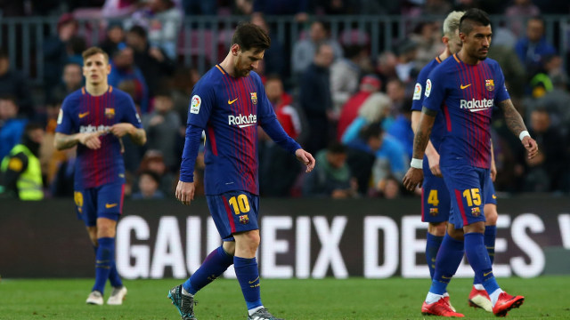Para pemain Barcelona tertunduk lesu. (Foto: REUTERS/Albert Gea)